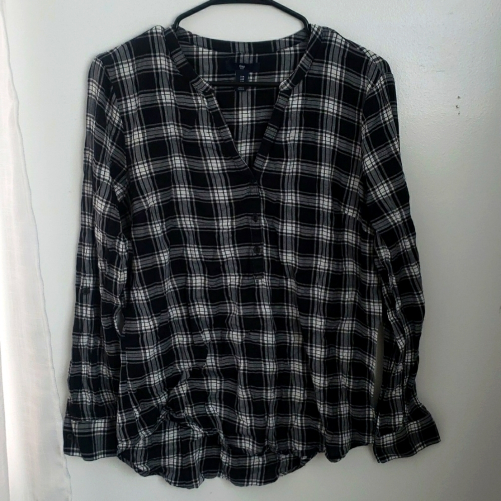 Gap Plaid top in black, gray and white in Medium